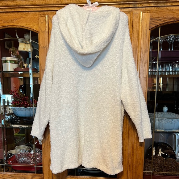 Love Change Tops - Love Change Italy White Fuzzy Long Sleeve Cover Up Cardigan - XL ♥️